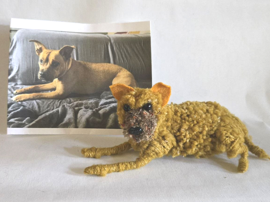 Photo de la chienne Amande et de sa figurine artisanale