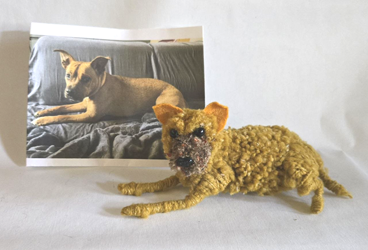 Photo de la chienne Amande et de sa figurine artisanale