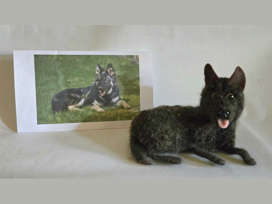 Photo de Thanos le berger allemand et de sa Figurine artisanale