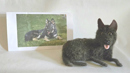 Photo de Thanos le berger allemand et de sa Figurine artisanale
